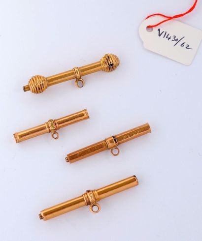 Quatre clefs de montre cylindriques en or...