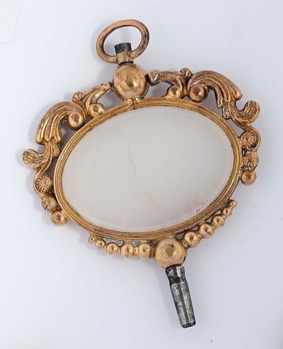 Grande clé en laiton doré sertie d'une agate.
L....