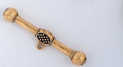 Clé de montre en laiton doré sertie d'un...