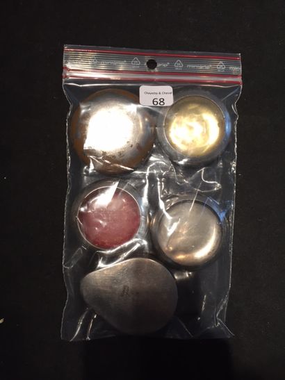 Cinq boîtes de protection pour montres de...