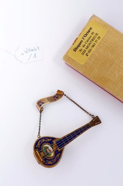 `Clip’ en forme d’une mandoline en argent...