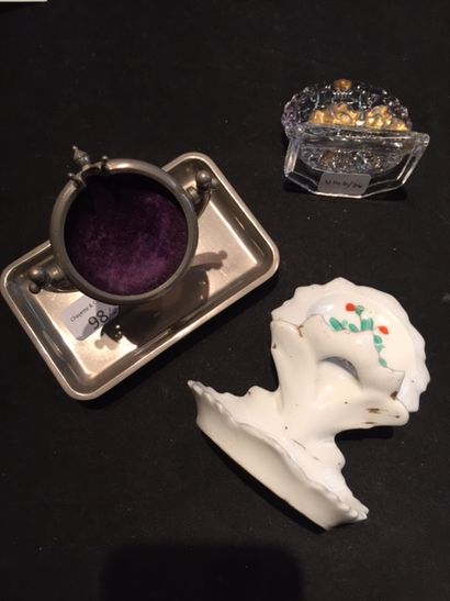 Trois porte montres dont une en verre moulu,...