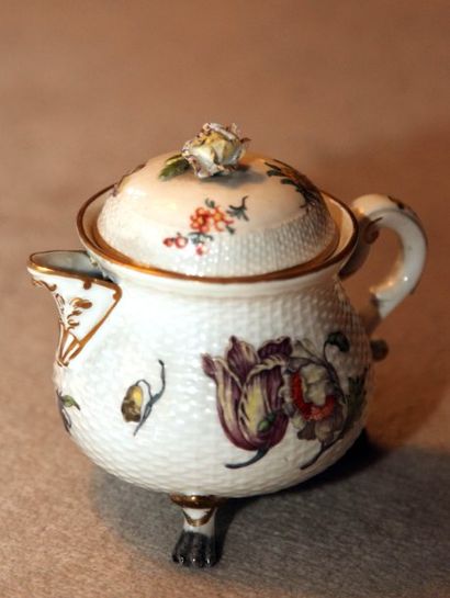 MEISSEN
Pot verseur tripode couvert à fond...