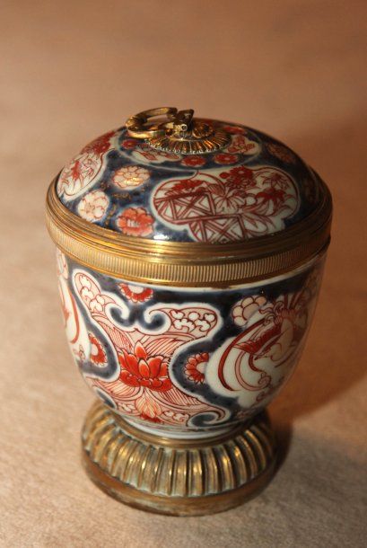JAPON
Pot couvert à décor bleu, rouge et...