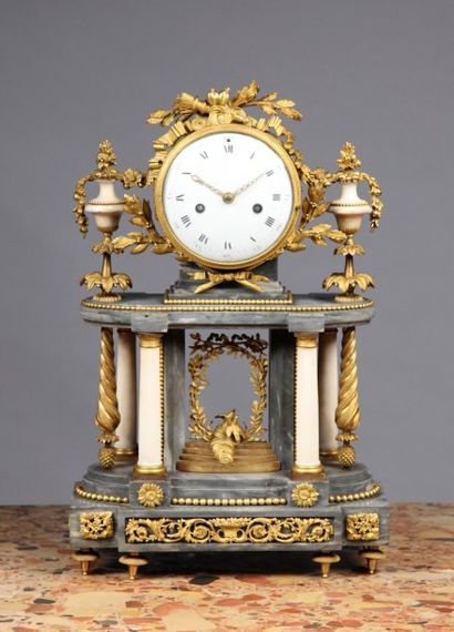 Pendule portique en bronze ciselé doré, marbre...
