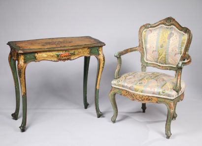 Table de salon en bois sculpté et laqué polychrome...