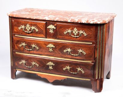 Commode galbée en placage de palissandre...