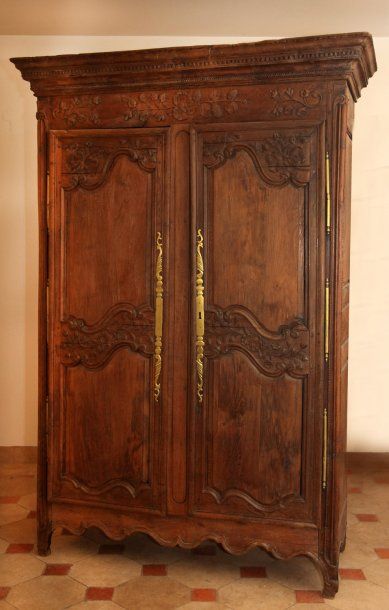 Armoire en chêne mouluré et sculpté ouvrant...