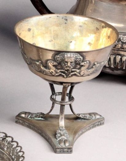 Petite coupe tripode en argent et vermeil...