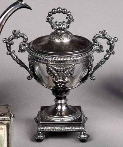 Sucrier couvert, rond en argent ajouré de...