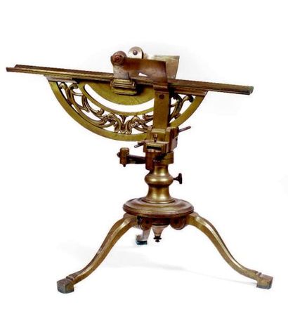 Important pied de lunette en bronze avec...