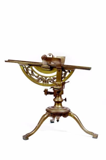 Important pied de lunette en bronze avec...