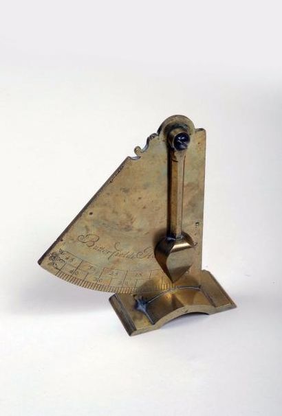 Quart de cercle d'artilleur en laiton marqué...
