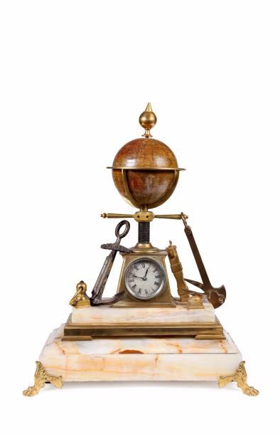 Pendule de cheminée aux attributs de la navigation...
