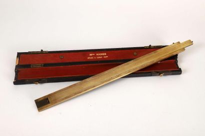 Règle logarithmique en laiton dans son étui...