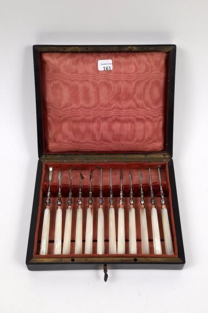 Coffret de douze instruments pour dentisterie...