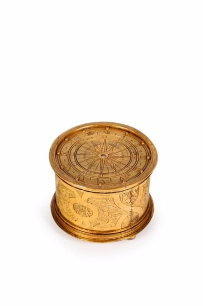 Boîtier d'une montre-tambour en laiton dorégravé...
