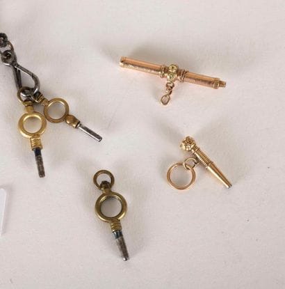 Cinq clés de montres, dont deux en or.
Poids...