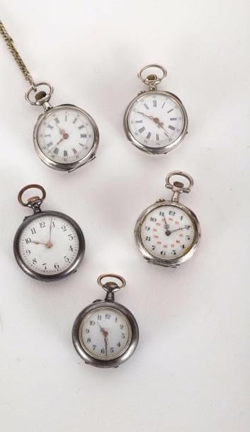 Cinq montres de col en argent et métal.