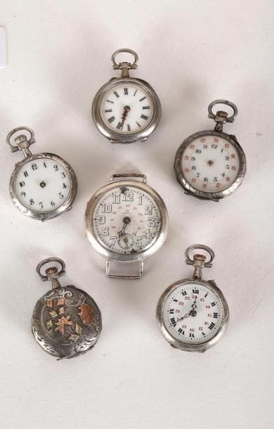 Cinq montres de col en argent et métal.
