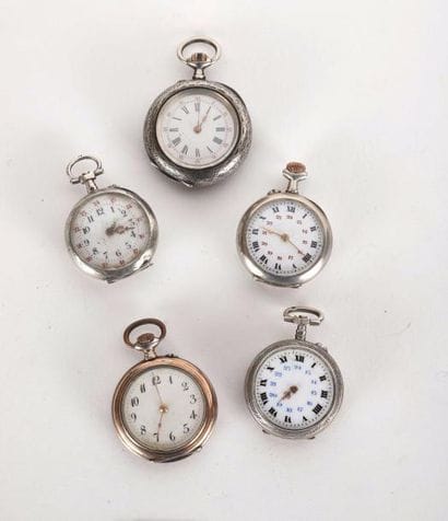 Six montres de col en argent et métal.