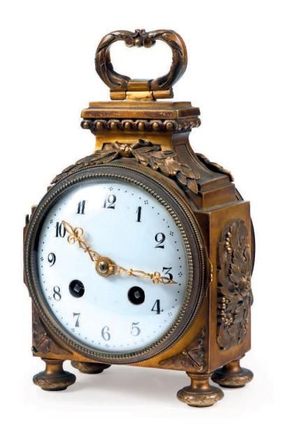 Pendule d'officier en bronze doré (terne)...