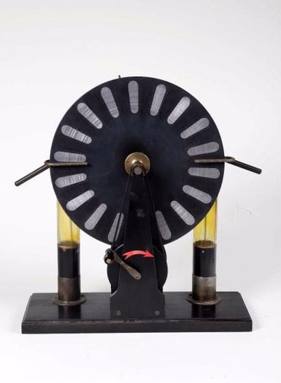 Machine de Wimshurst, H. 43 cm. L. 39.5 ...