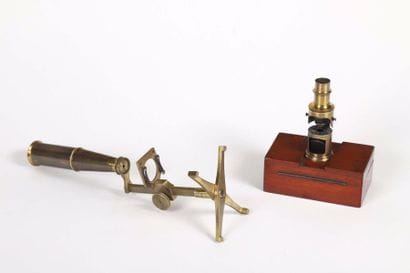 Deux microscopes de poche en laiton dont...