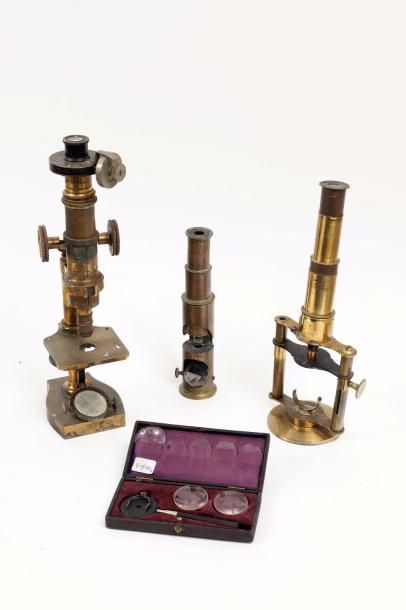 Trois microscopes en laiton dont un à pilier...