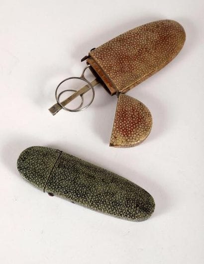 Une paire de lunettes en argent (une lentille...