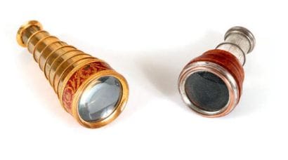 Deux monocles (lunettes de théâtre) dont...
