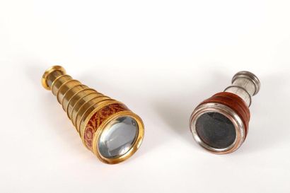 Deux monocles (lunettes de théâtre) dont...