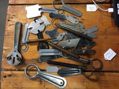 Clés de boîtier et de pendules dont plusieurs...