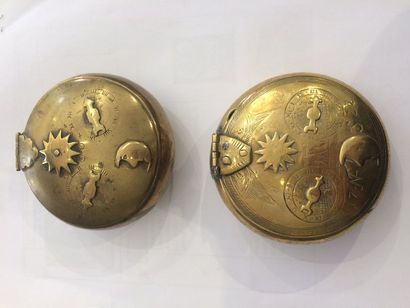 Deux boîtes à système en laiton gravé.D....