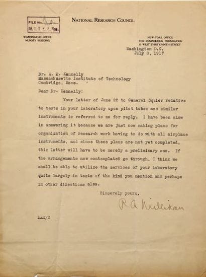 MILLIKIAN, Robert A.
physicien américain...