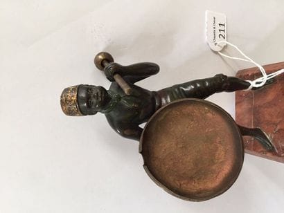 Porte-montre en bronze en forme d'un guerrier...