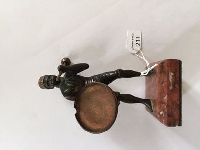Porte-montre en bronze en forme d'un guerrier...