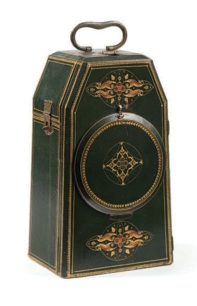 Ecrin de pendule en maroquin vert doré d'un...