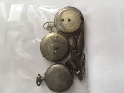 Trois montres de col argent et acier et une...