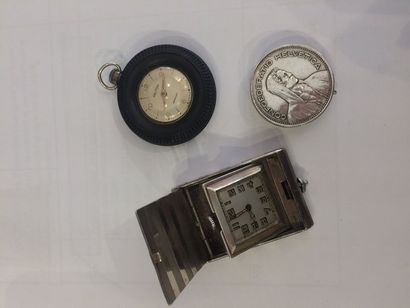 Montre 'Kelton' montée dans un pneu, montre...