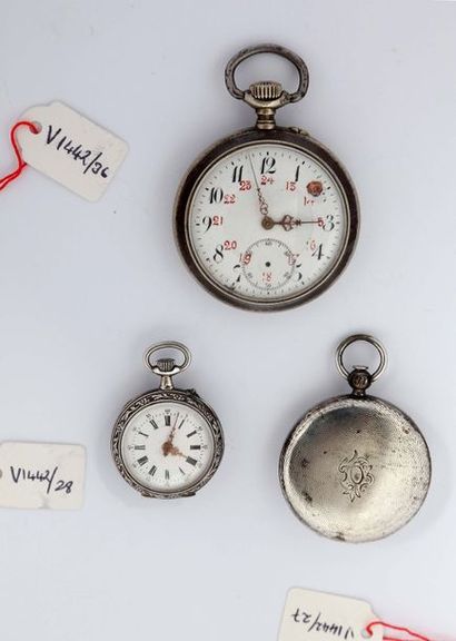 Une montre à cylindre savonnette en argent;...