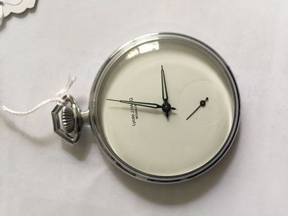 Montre en métal poli et gravé avec cadran...