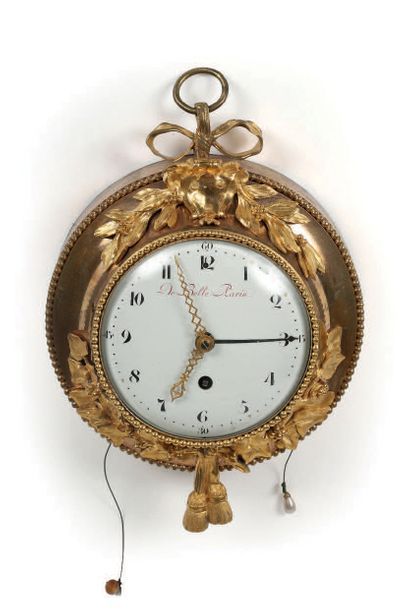 Pendule murale en bronze doré ('oeil de boeuf')...