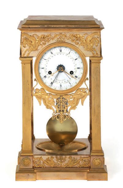 Pendule portique en bronze doré à sonnerie...