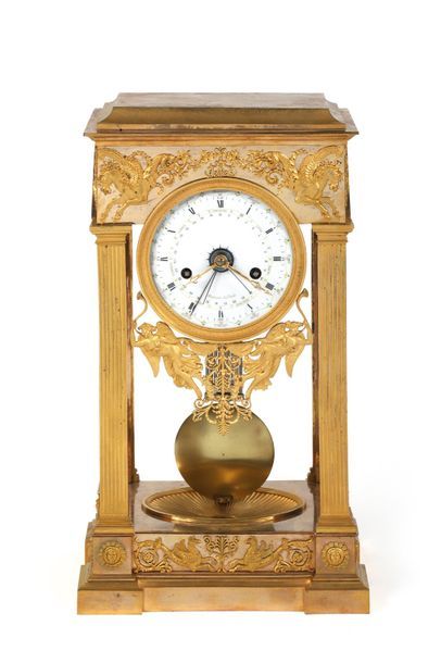 Pendule portique en bronze doré à sonnerie...