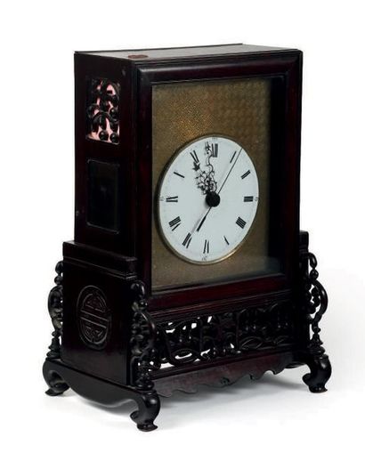 Pendule chinoise à sonnerie des heures, signée...