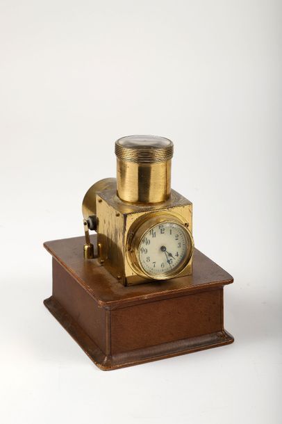 Pendule à projection en laiton doré (usé)...