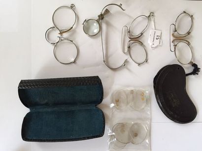 Trois paires de pince-nez dont deux avec...