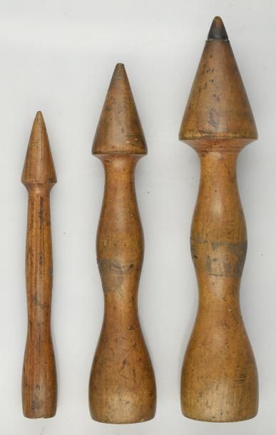 Trois accordoirs en bois pour tuyaux d'orgues.
L....