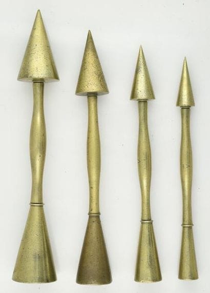 Quatre accordoirs en laiton pour tuyaux d'orgues....